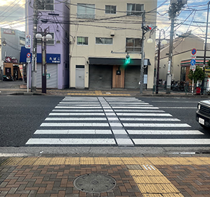 改札から出たら正面にある信号を渡ります（この写真は右側の信号です）