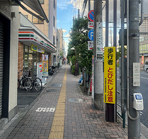 信号を渡った道を次の信号のところまでずっとまっすぐ（約200ｍ）