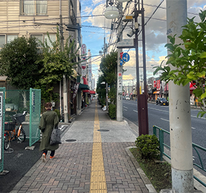 そのまままっすぐ進んで（赤い看板が次の写真のラーメン屋さん）