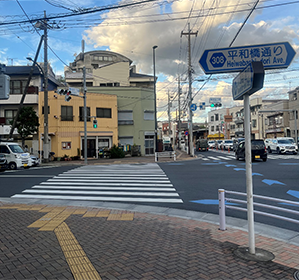 この信号を渡ってすぐ左側にPEANUTS整体院（オレンジの建物の左側）