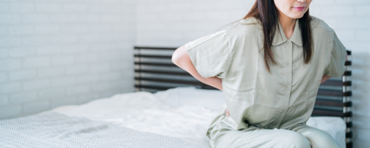 多くの場合、腰痛から、お尻、太ももの後ろ、すね、足先などに痛みやしびれを感じるようになります。